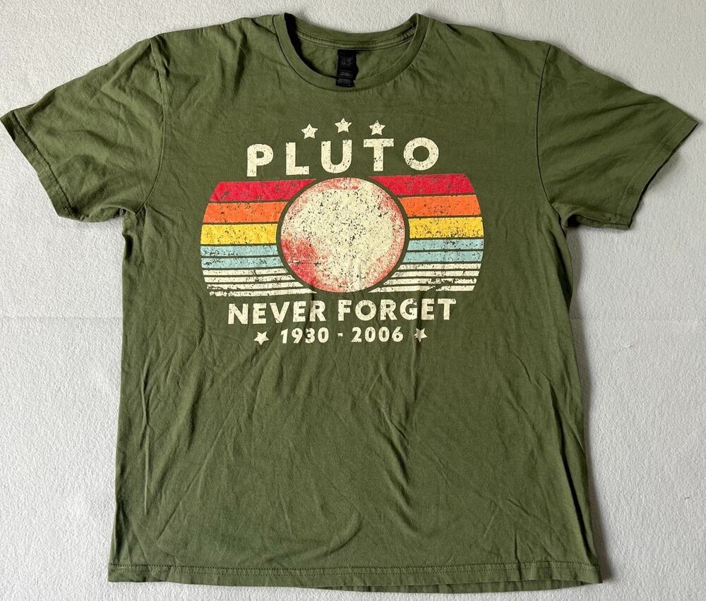 Gildan Pluto Never Forget 1930 - 2006, Army Green T-shirt, Size Large